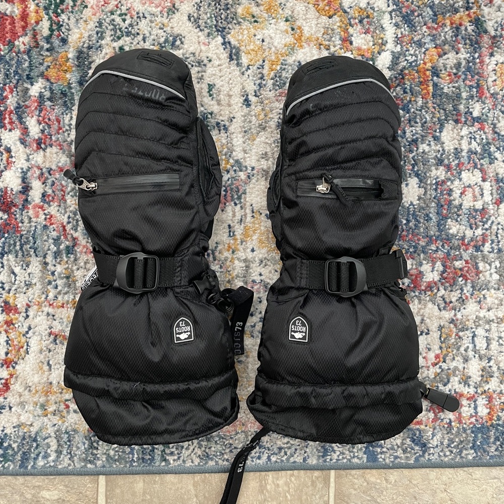 Roots size large ski mitts
